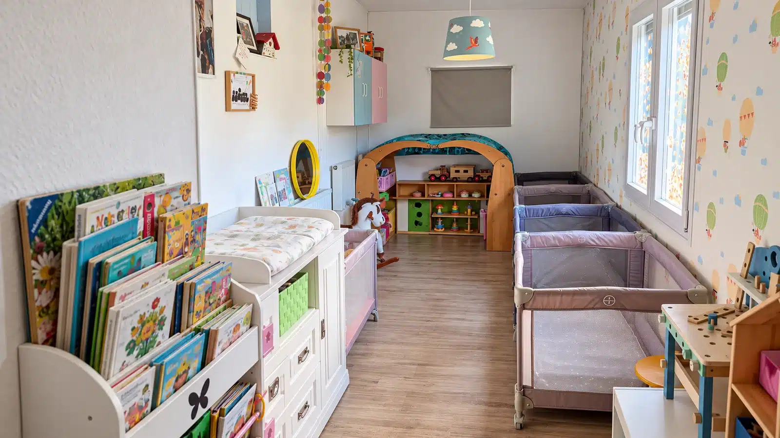 Betreuungsraum der Kindertagespflege mit Bücherregal und Schlafbetten